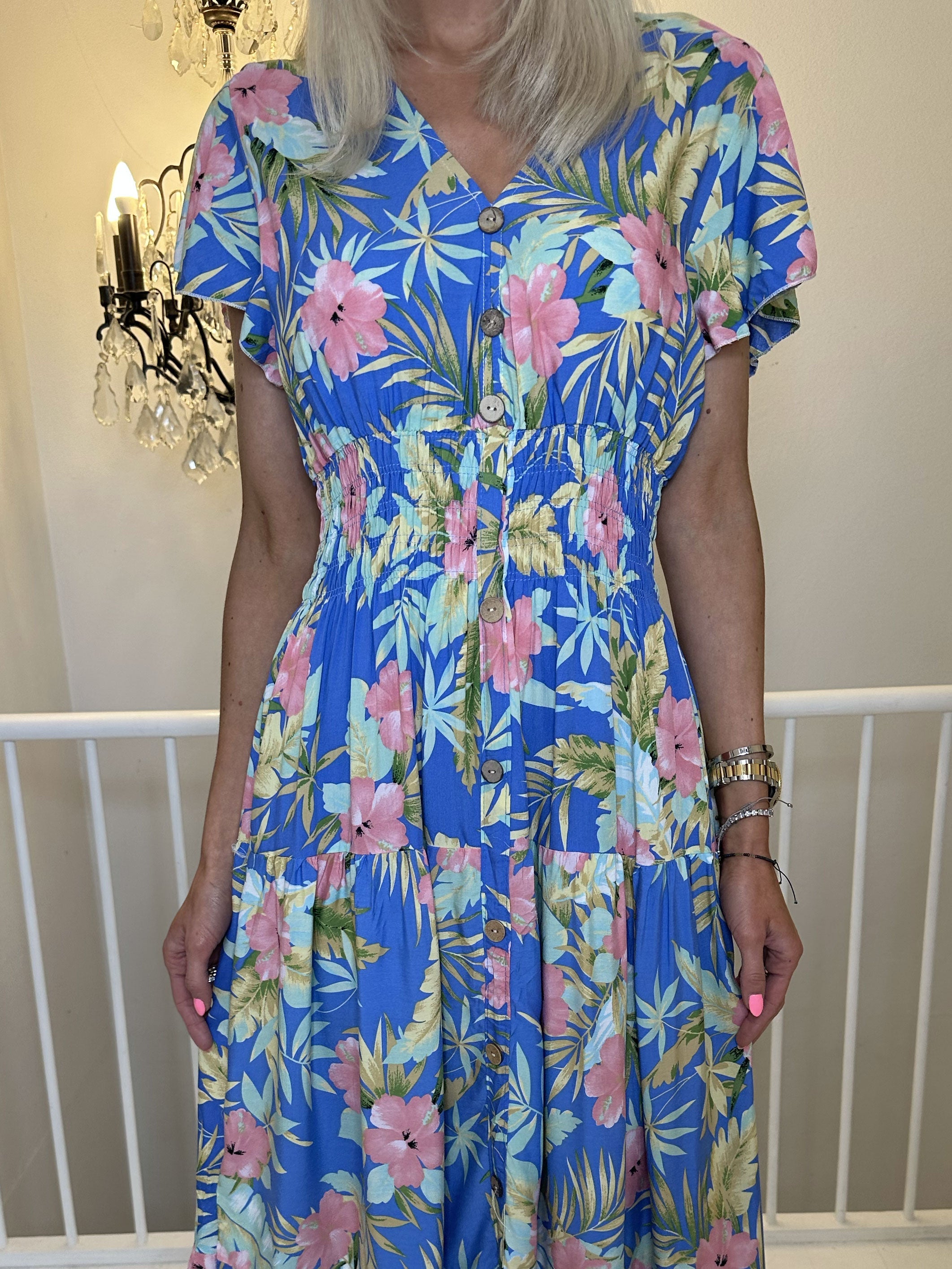 Summer Amada - Fin sommarklänning med blommönster och träknappar